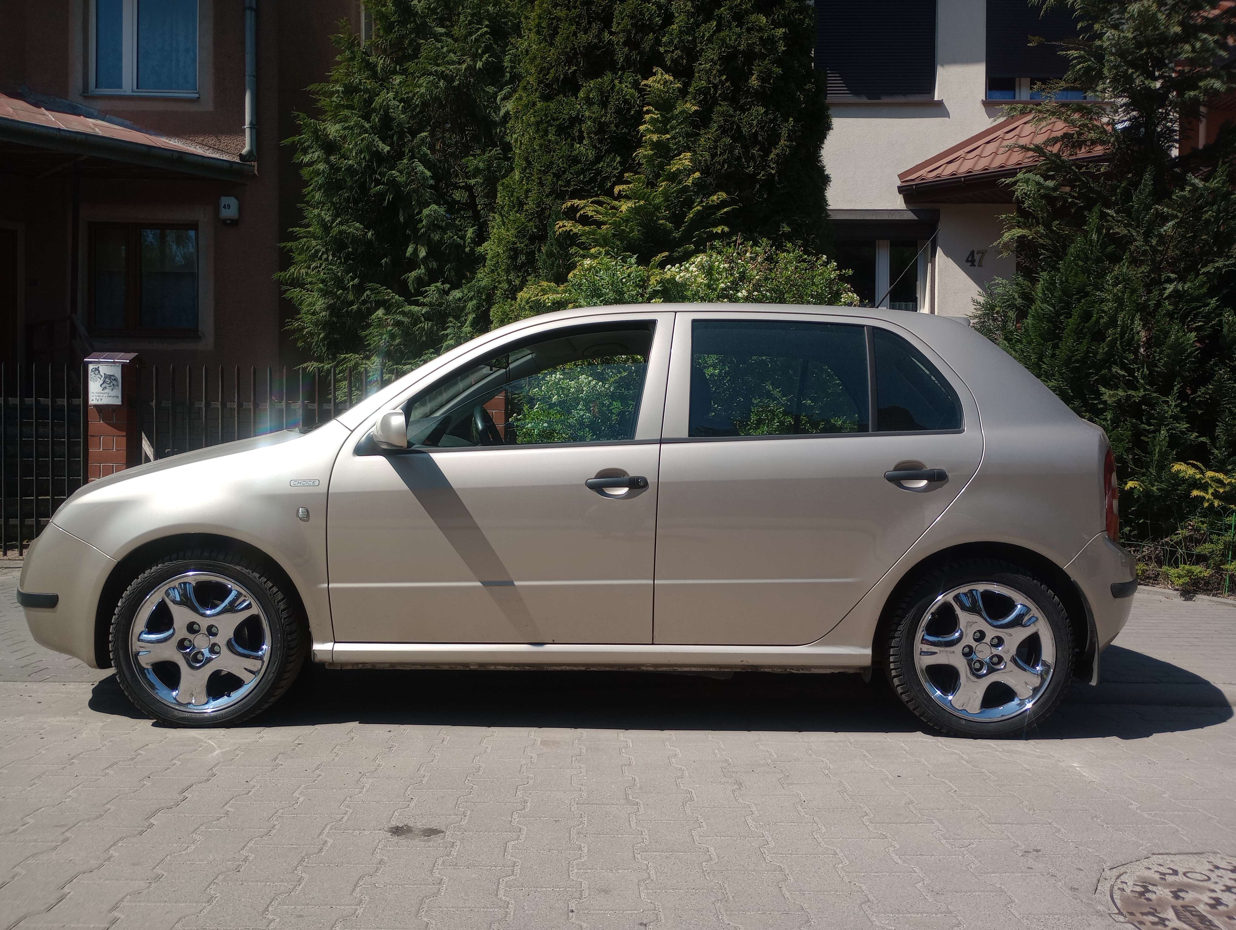 Silver Škoda Fabia with 16-inch chrome Chrysler alloy wheels