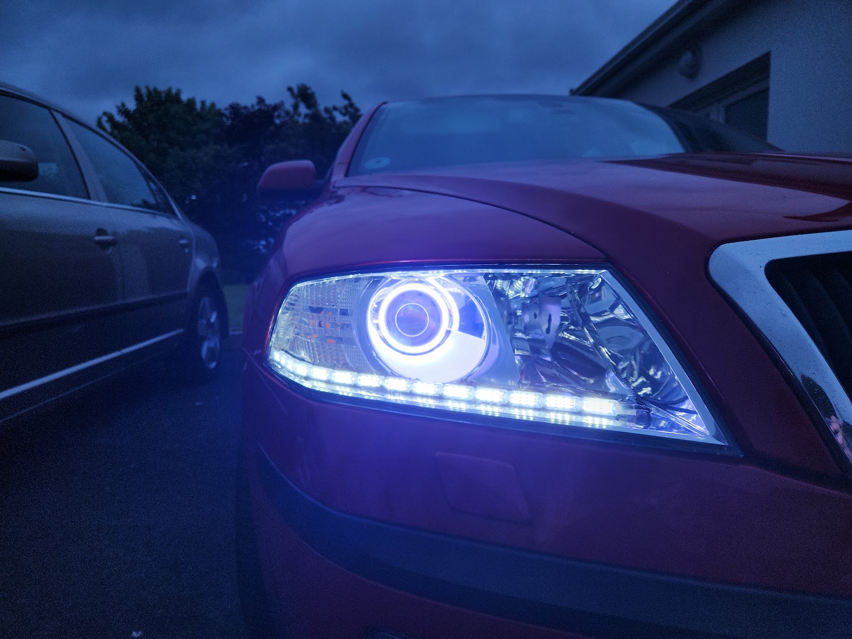 Full LED conversion illuminated on a red Škoda Octavia