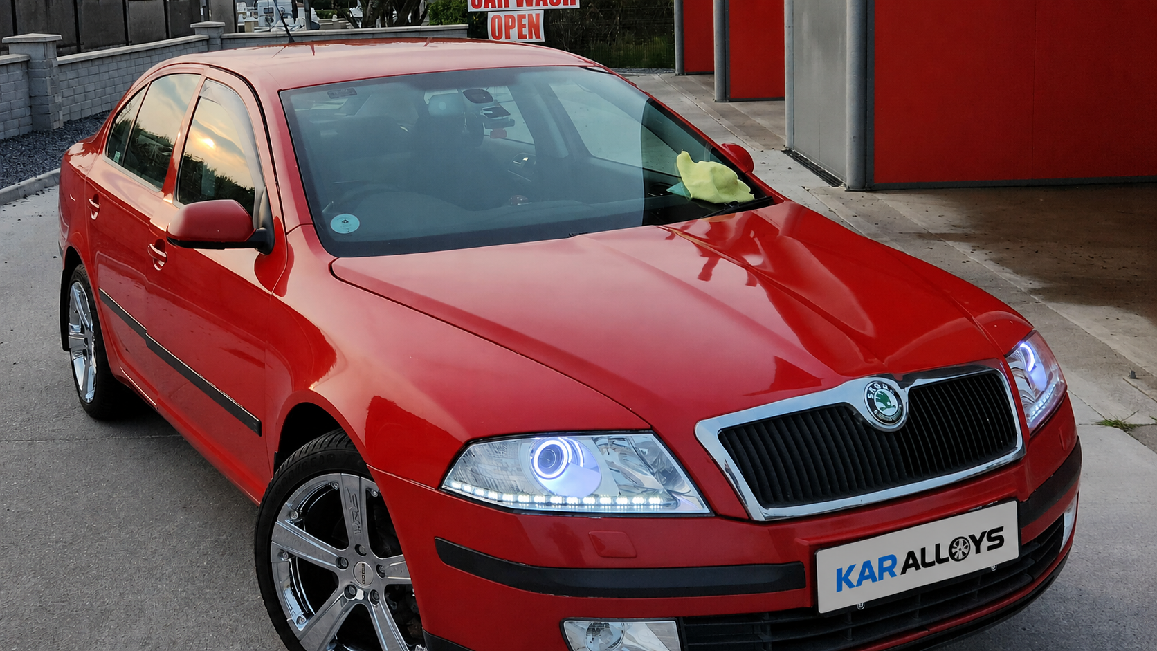 Red Škoda Octavia with 17-inch chrome MOMO WRS alloy wheels and illuminated custom headlights